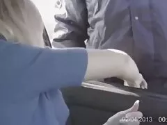 Cô gái tóc vàng muốn dit nhau khong che nhat ban chia sẻ một cốc của bùn với bạn